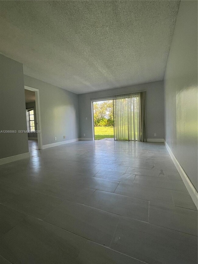 Building Photo - 10169 Twin Lakes Dr Unit 23-E