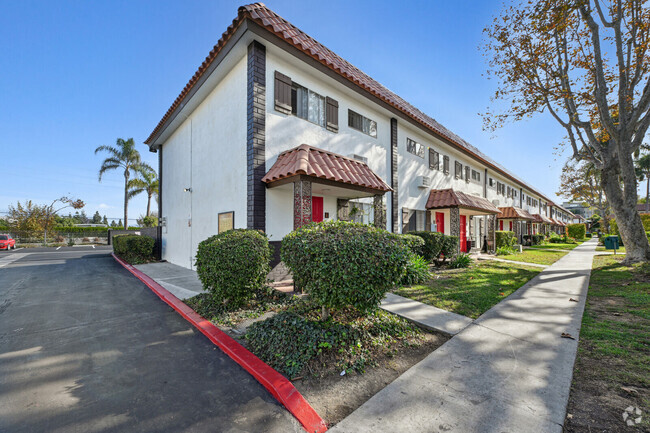 Building Photo - Courtyards At South Coast Rental