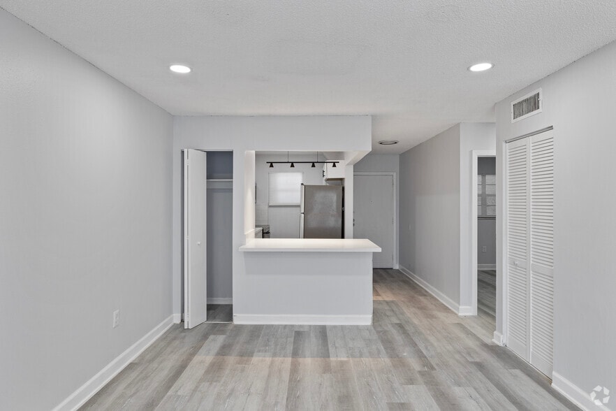2 BR 2 BA 932 SQ FT - Kitchen