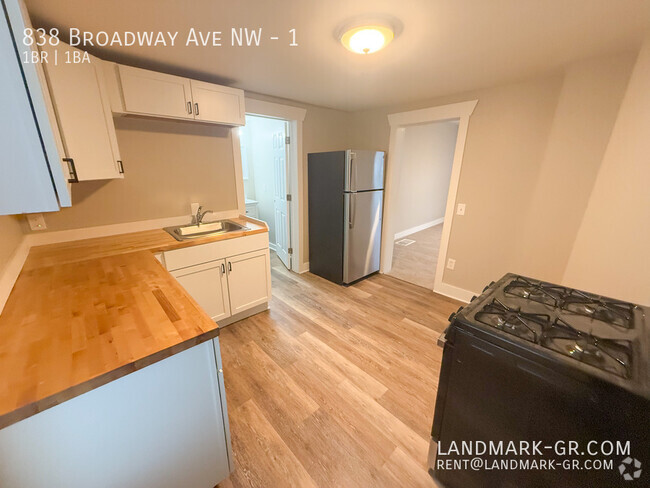 Building Photo - Updated 1-Bed, 1-Bath – First Month Rent $... Unit 1 Rental