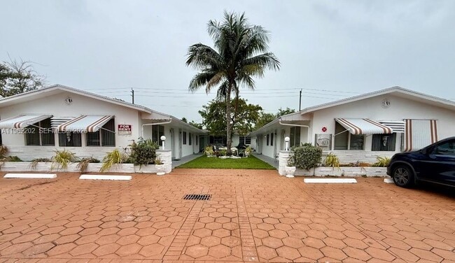 Building Photo - 823 NE 10th St Unit 3