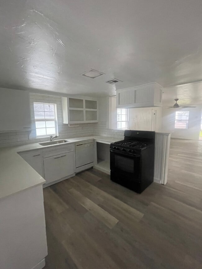 Photo - 11 N Howard St