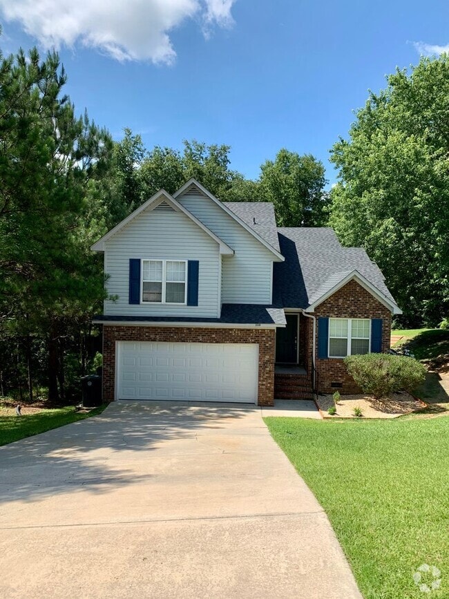 Building Photo - Lovely Tri-level Fayetteville Home