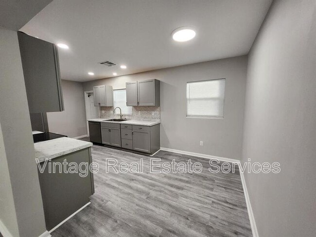 Photo - 306 S Mercury Ave