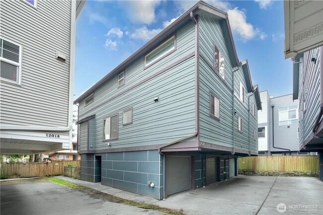 Building Photo - Urban Townhome in Lake City – 3B/2B, Garag...