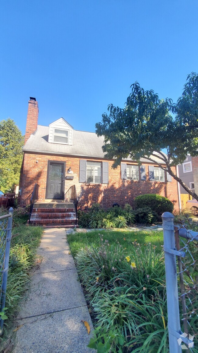 Building Photo - 1713 S Monroe St Rental