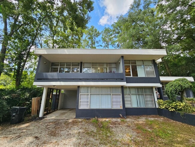 Building Photo - 6 Bedroom/3 Bath home in Black Acres