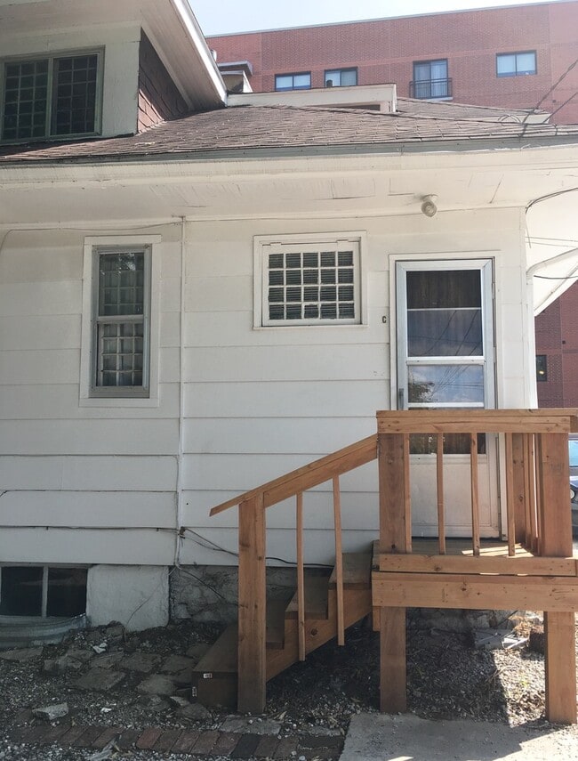 Photo - 1 Bedroom Apartment Downtown - Parking & ALL UTILITIES INCLUDED! Unit C