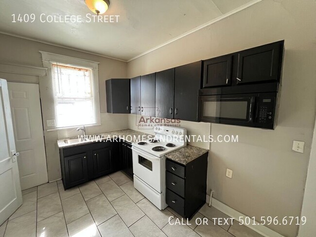 Photo - 1409 College St