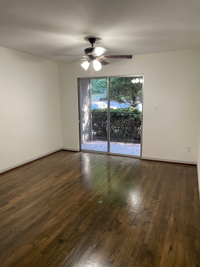 Living room - 417 Skyview Dr Unit E