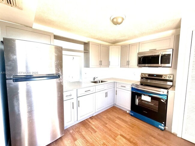 Building Photo - 1401 NE 191st St Unit D409