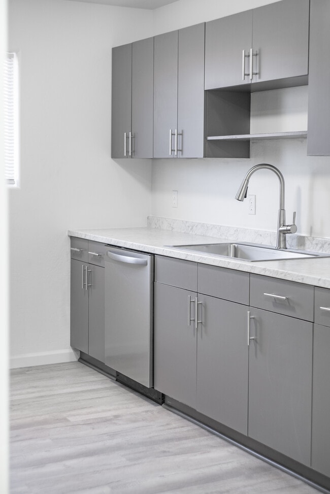 Photo - 701 Campbell St