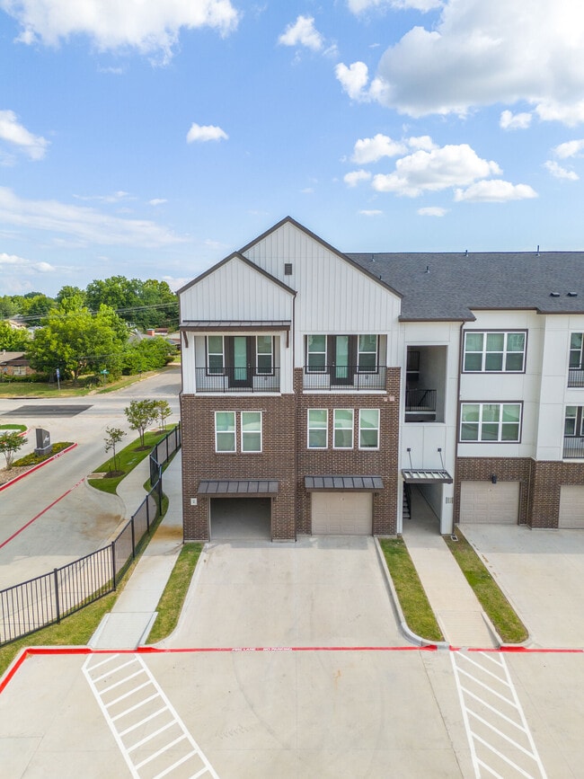 Casas adosadas con garajes adjuntos - Aspire at Sherman