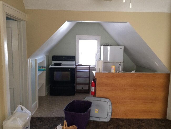 Photo - 1182 Thomas Ave W Unit Upper