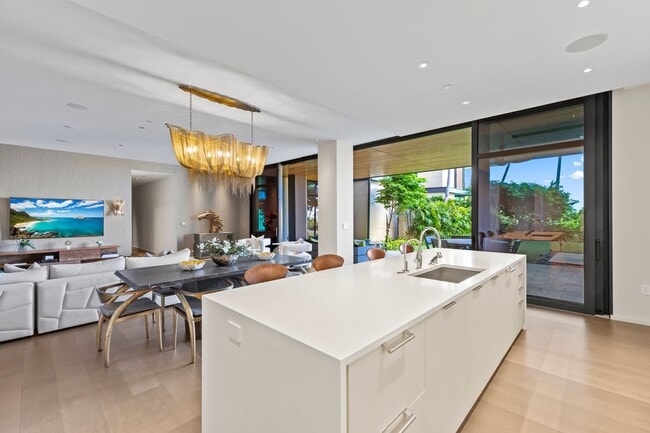 Photo - Park Lane 5305 - 3BR w/Swimming Pool and Yard! Unit 5305