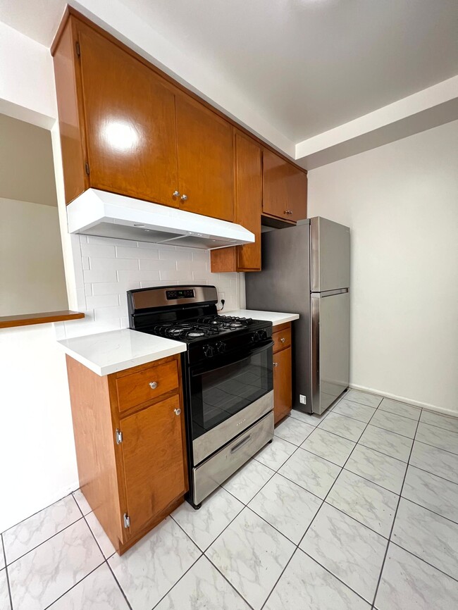 1322 Amherst Ave Unit 8