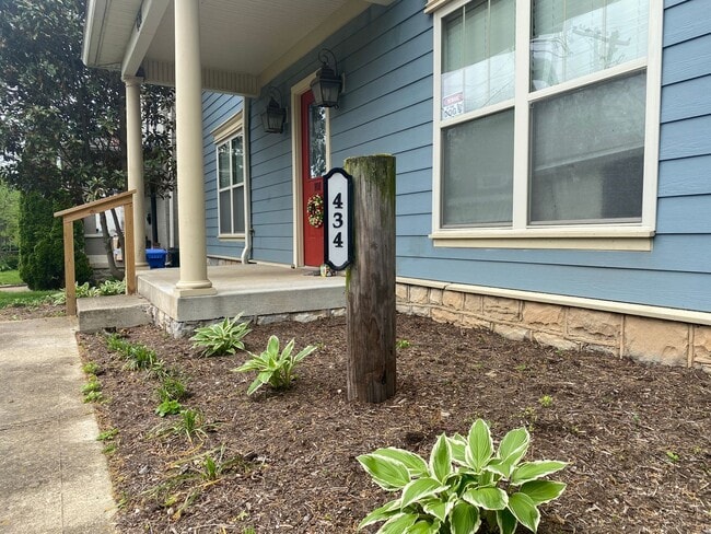 Building Photo - Beautiful modern upstairs condo with 2 full baths! Pet-friendly, with generous parking! Unit 201