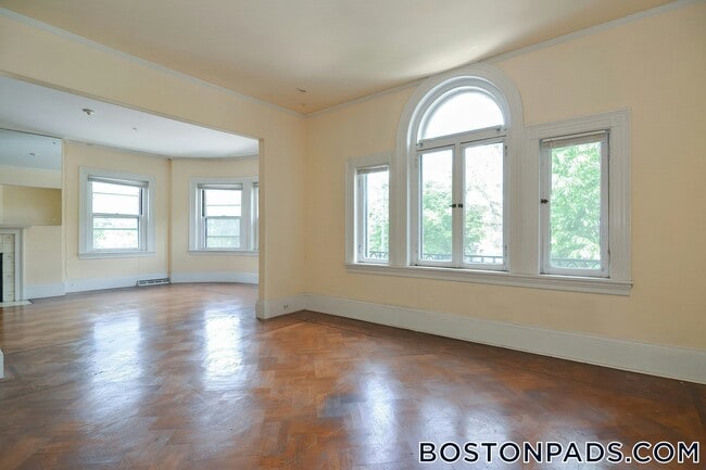 Photo - 923 Beacon St Unit 3