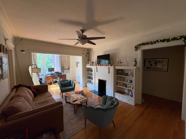 Building Photo - 3615 N Pine Grove Ave Unit 2W