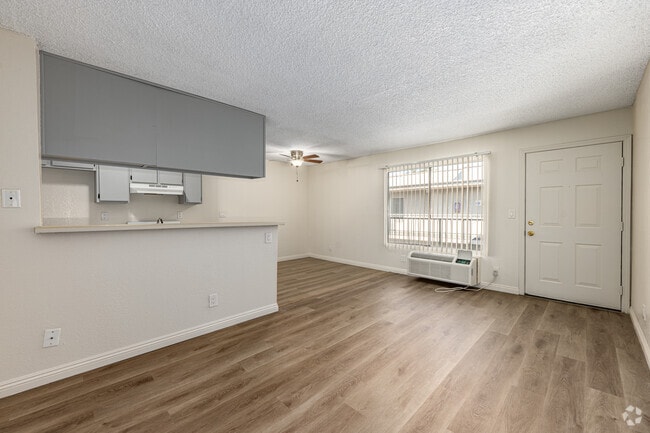 1 habitación, 1 baño - 600 pies cuadrados - Sala de estar - 6810 Foothill Blvd