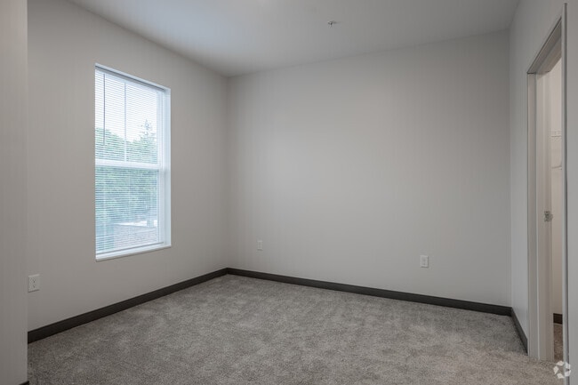 1BD, 1BA - PARKWAY - 643 SQFT