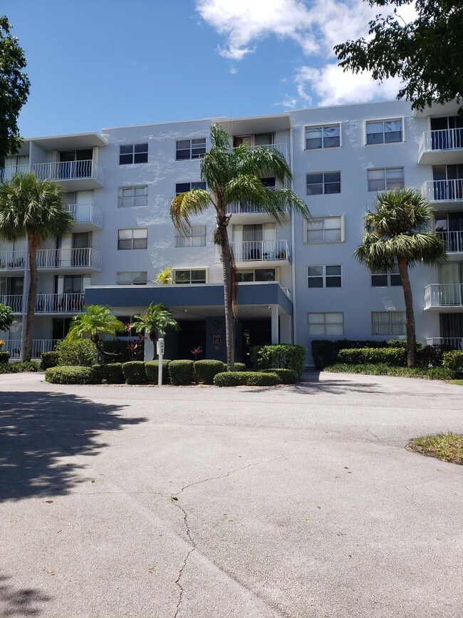 Building Photo - 500 Executive Center Dr Unit 2k
