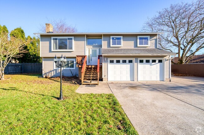 Building Photo - Refreshed Split Level 4 Bedroom in Troutdale Rental