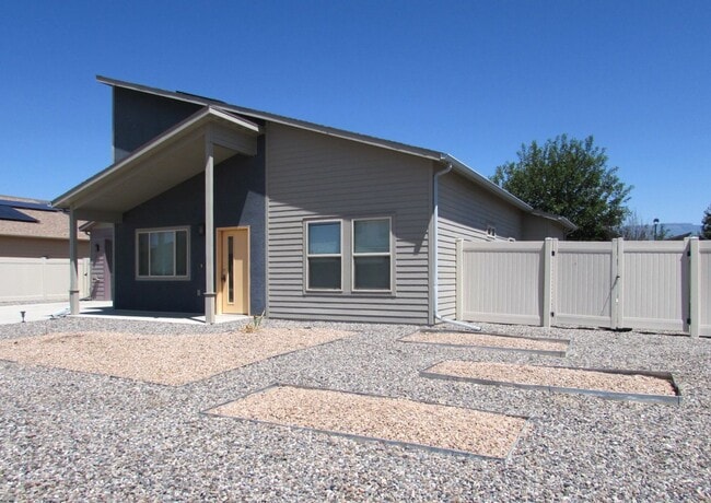 Building Photo - 388 Blue River Dr