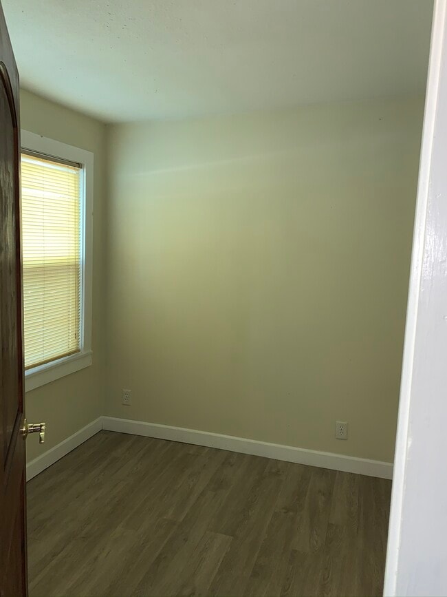 Habitación 2; aproximadamente 7ft x 7ft
