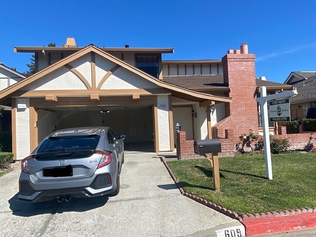 Building Photo - Large 4 Bedroom / 2.5 Bath House in Foster...