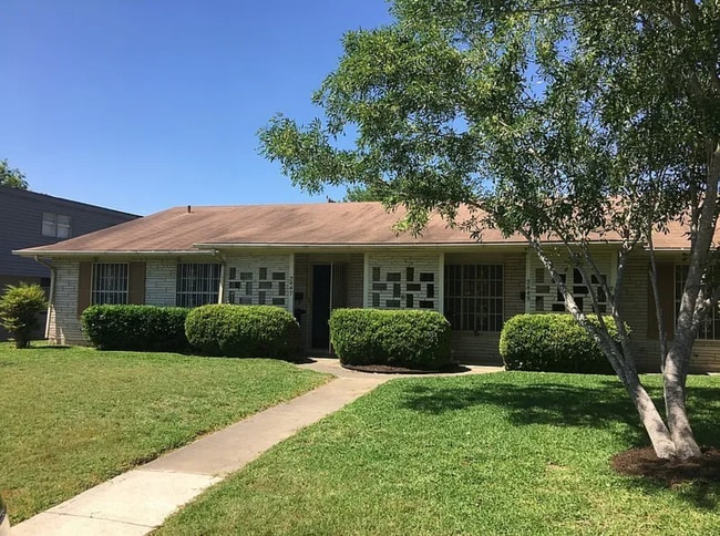 Building Photo - *COMING SOON* 2 Bedroom / 1 Bath Home South Side Lions Park!
