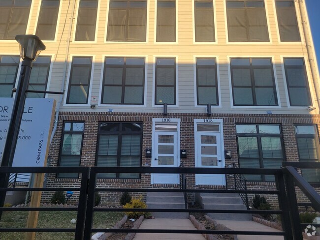 Building Photo - Stunning 3 BR/2 BA Apartment in Ivy City!