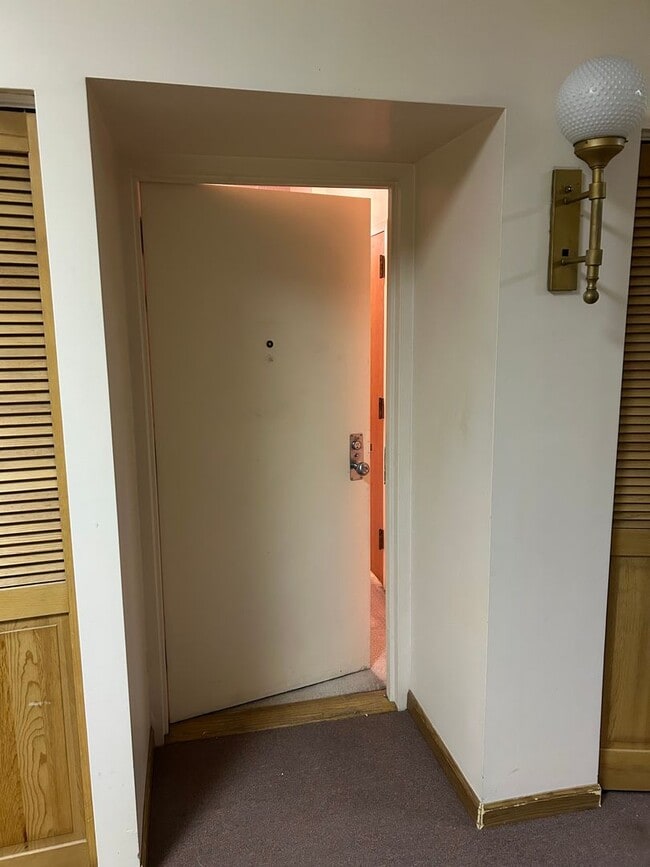 Building Photo - Rockwell Manor Unit 203