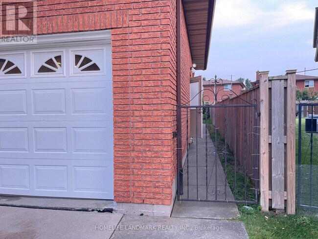 Photo - 353 Darlington Ct