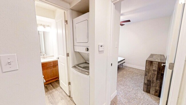 Photo - 209 E Clark St