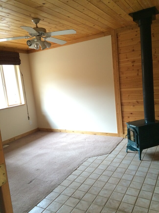 Master bedroom - 1425 NE Mable Ct