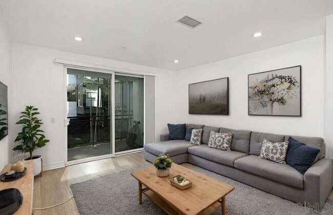 Building Photo - 525 Eleventh Ave Unit 1203 Rental