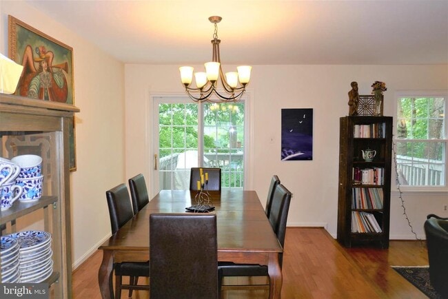 Photo - 703 Twin Holly Ln