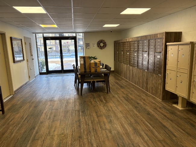 Building Photo - 2106 Kanawha Blvd E