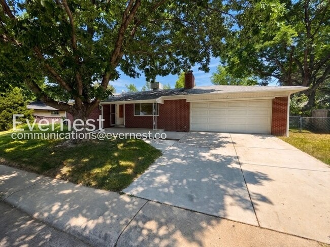 Building Photo - 4bed/2bath single family home in Denver with fenced yard/ Available now!