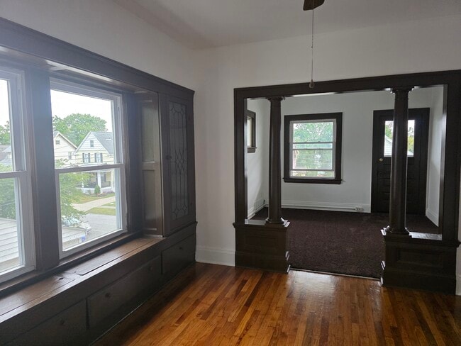 Building Photo - 4021 Gifford Ave Unit Upstairs