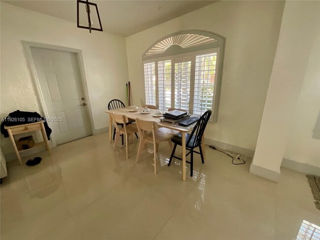 Photo - 1612 NE 2nd Ct Unidad 1612