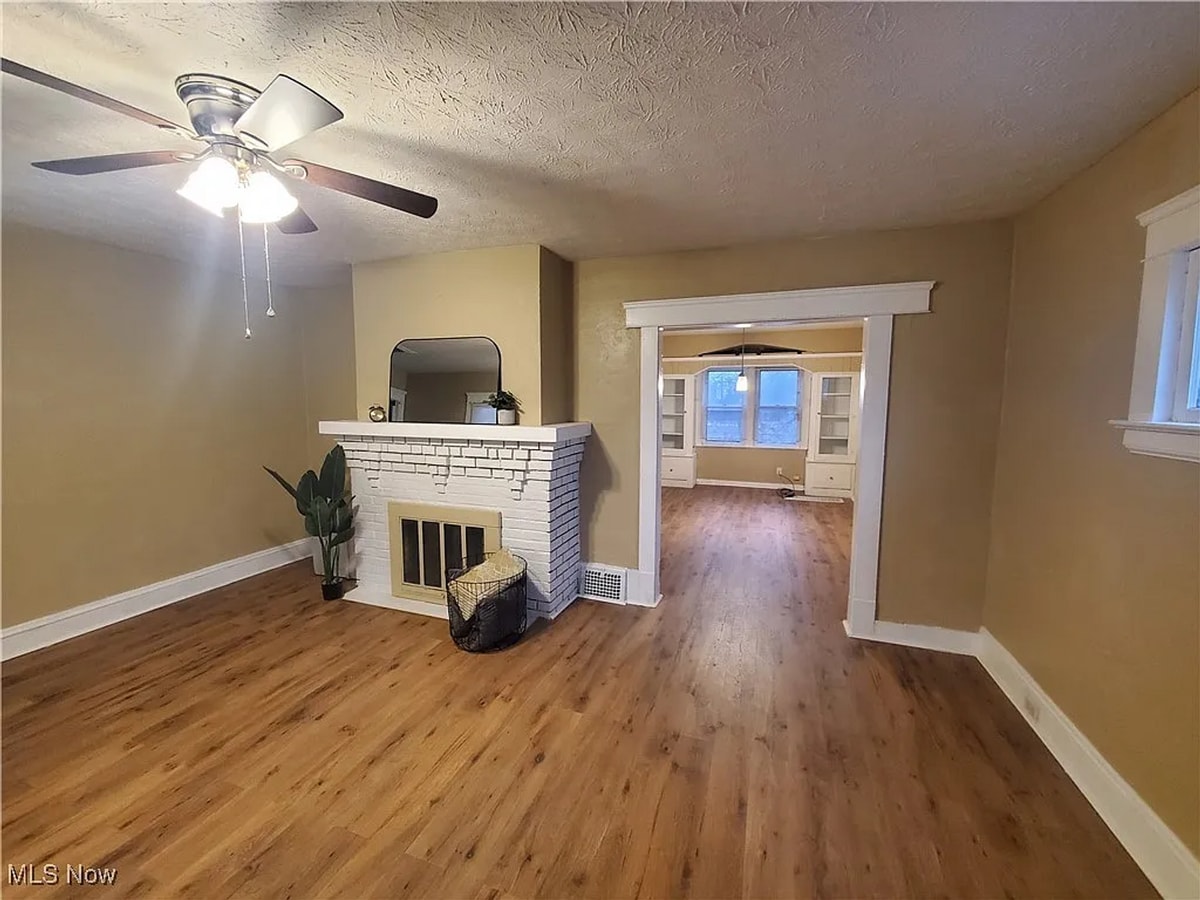 Spacious 3-Bedroom Cleveland Home with Classic Character & Large Living Areas - Spacious 3-Bedroom Cleveland Home with Classic Character & Large Living Areas