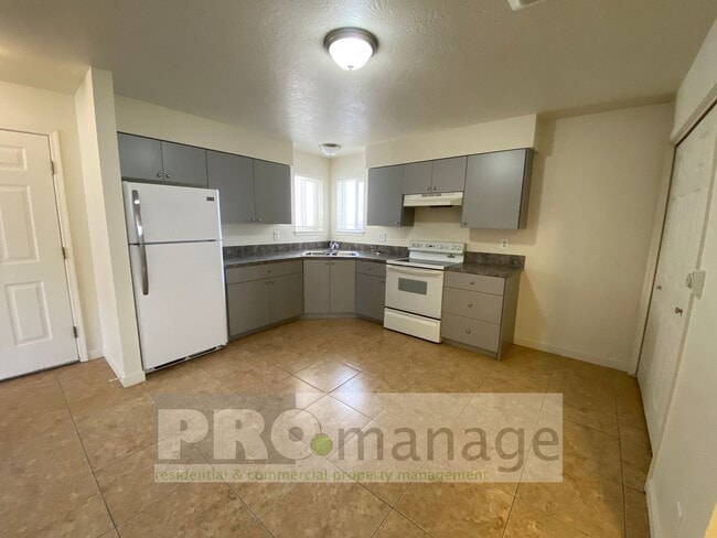Photo - 3 Bed, 1 Bath Apartment w/ 1-Car Garage - Idaho Falls Unit 2185 #3