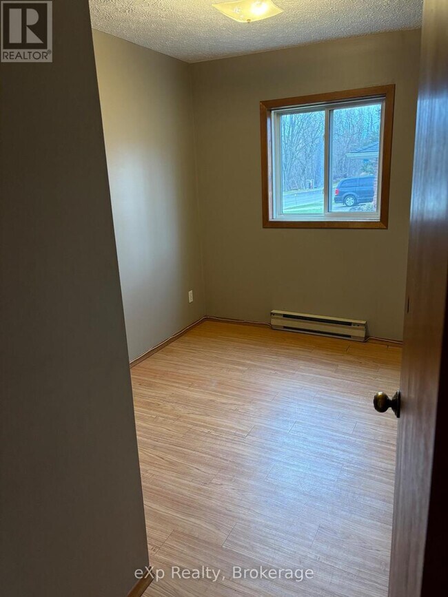 Photo - 28 Absalom St W Unité 1