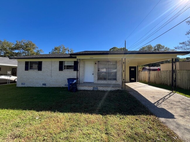 Building Photo - 3 Bedroom and 1.5 Bathroom