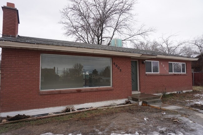 Building Photo - Remodeled 5 Bedroom 2 Bath West Valley Home