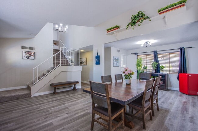 Building Photo - 2342 Viewcrest Rd