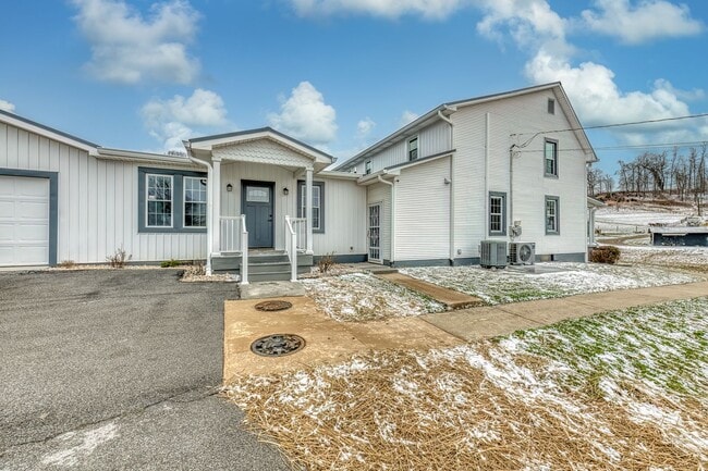 Photo - 5 Bedroom / 3.5 Bath Home Blountville, TN