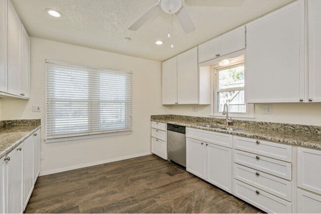 Photo - 2104 S Travis St